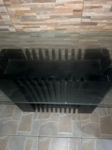 Mesa de madeira com vidro 