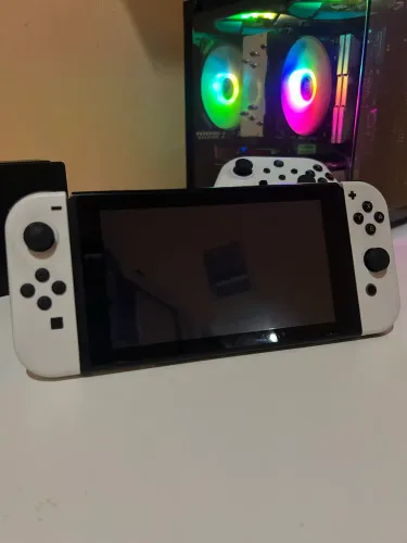 NINTENDO SWITCH V.1 (com marcas de uso)