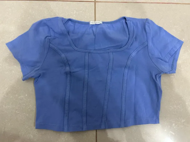 blusa cropped azul