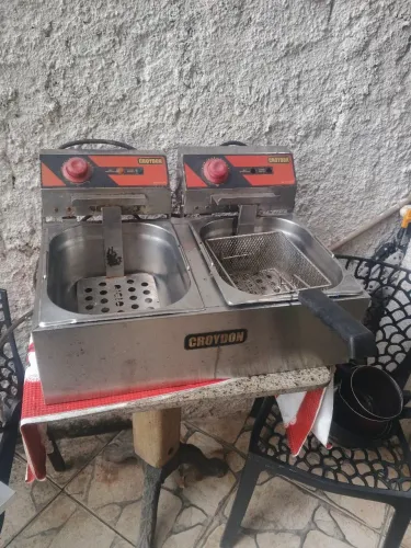 Fritadeira Elétrica Industrial Croydon Dupla em Inox - 2 Cubas