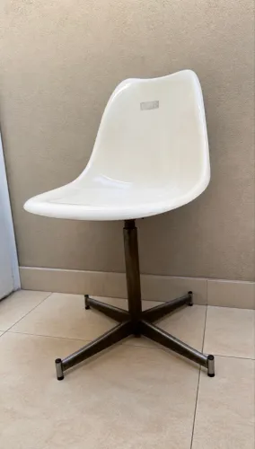 Conjunto com 3 cadeiras vintage em fibra de vidro estilo Eames - Base giratória anos 70