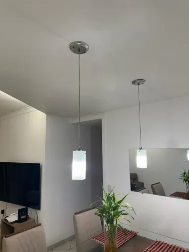 Duas luminárias de teto