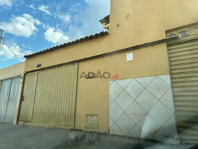 Casa a venda no Setor Santa Helena 3 quartos sendo 1 suíte e área comercial na frente