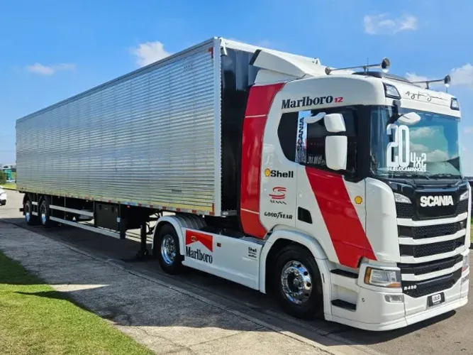 Scania R450 4 x2 Ano 2020 Farol de teto e grade + baú 2 eixos nostra ano 26 0km 30 pallets