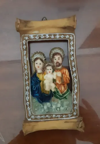 quadro pequeno em resina sagrada família