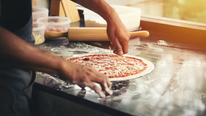 Vaga para pizzaiolo e auxiliar