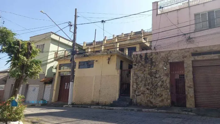 Terreno com frente para duas ruas 207m² e 10m de frente com casas antigas para reforma ou 
