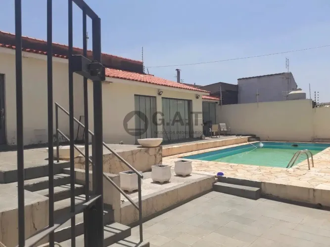 Casa à venda no Centro de Votorantim-SP: 3 quartos, 3 suítes, 1 sala, 5 banheiros, 6 vagas