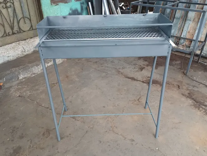 Churrasqueira de espetinho com grelha.