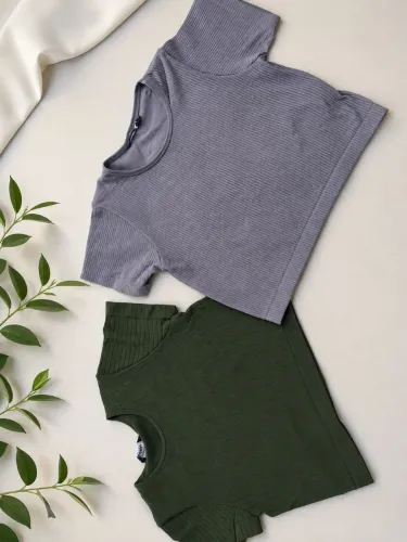 Duas blusas cropped básicas
