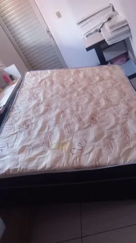 Uma cama box de casal de casal em perfeito estado