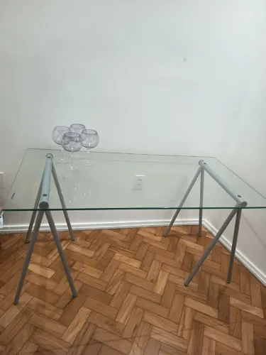 Mesa escrivaninha moderna com tampo de vidro temperado 10mm e estrutura metálica cinza