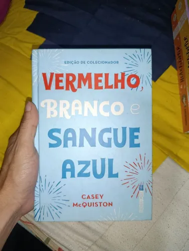 Livro Vermelho Branco e Sangue Azul (capa dura)