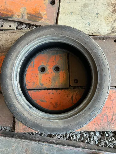 Vende-se peneu de carro