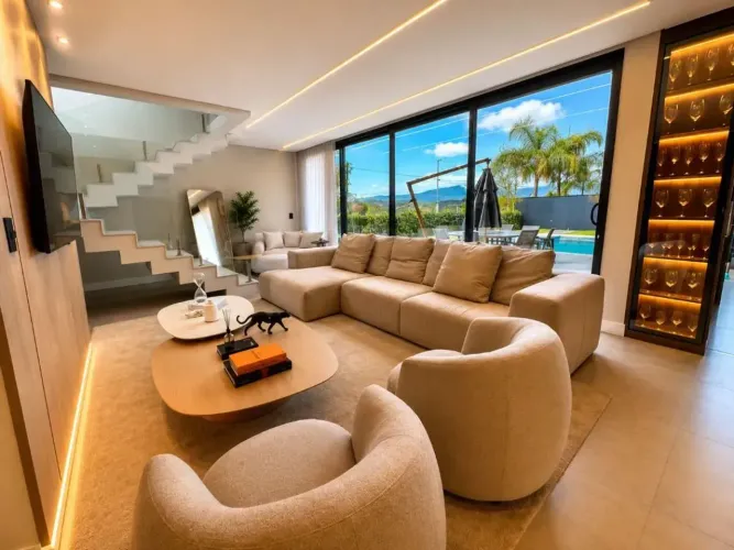 Mansão de Porteira fechada no Condomínio Monte Carlo,Urbanova-São José dos Campos 280m2,4s