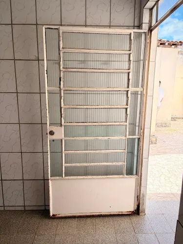 Porta de alumínio com vidro 2,20m x 1m