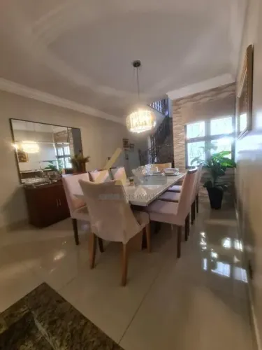 SOBRADO MUITO BONITO BEM LOCALIZADO