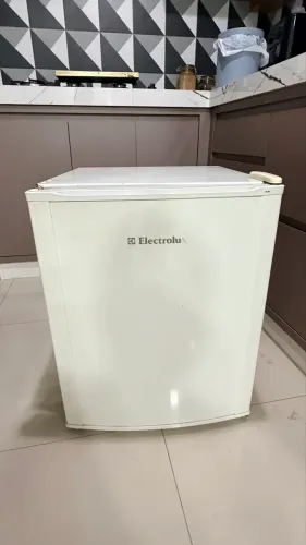 Frigobar Eletrolux 79L RE80 (usado)