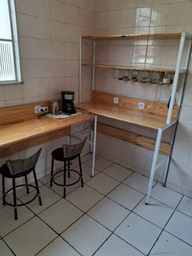 Bancada de cozinha em pinus + prateleiras + tomadas embutidas