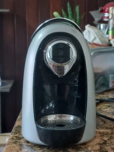 Cafeteira expresso modo automatica - Tres corações. 