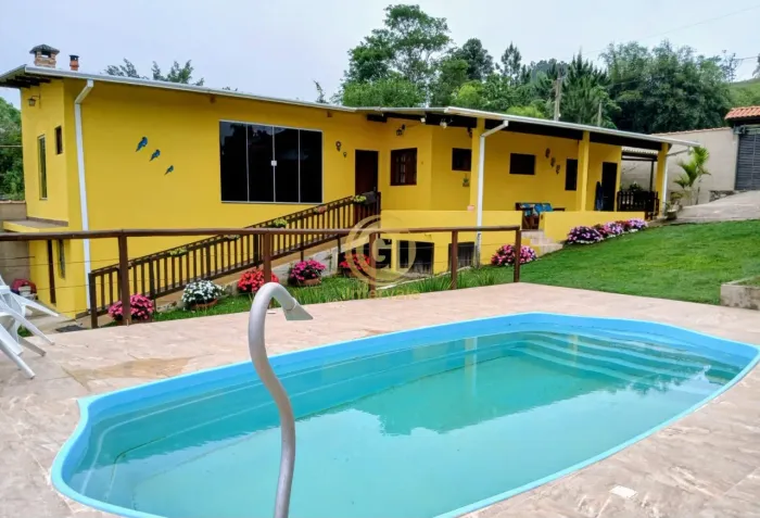 Chácara à venda em Jacareí-SP: conforto, lazer e contato com a natureza. 2 quartos, 2 sala