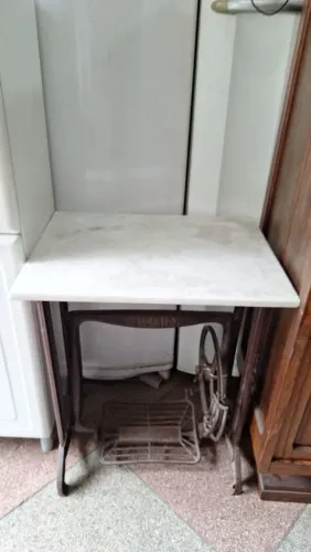 Mesa tampo de mármore para máquina de costura.