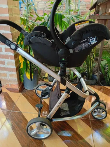 Vende-se Carrinho de Bebê com Bebê Conforto Safety 1st TS Mobi Duo 3 Rodas até 15kg