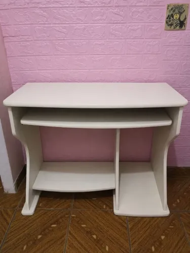 Mesa para computador/escritório em MDF, na cor branca, com prateleira para teclado e nicho
