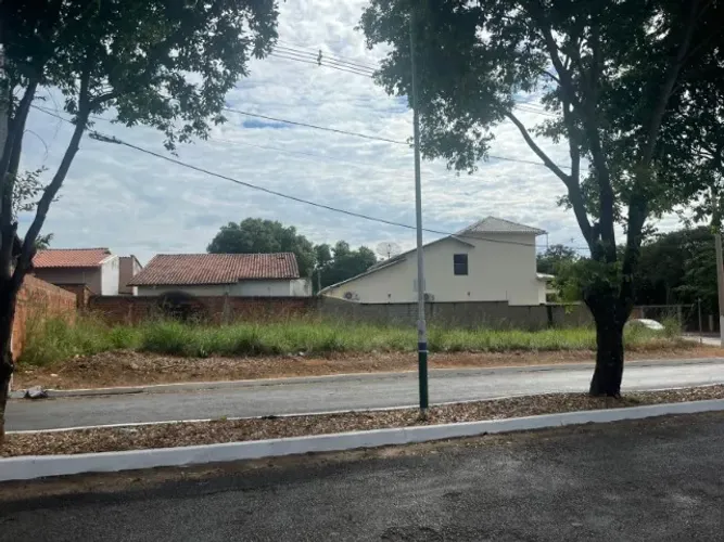 Lote de esquina - Comercial/Residencial - Excelente Localização em Uruaçu/GO