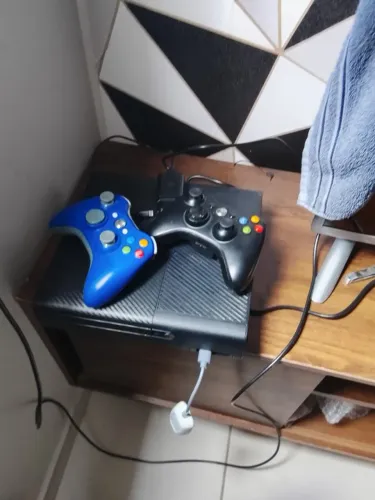Xbox desbloqueado 2 cortele fifa2017 vem bateria e colocar bateria para carregar
