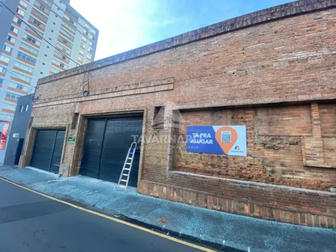 Loja com espaço para depósito