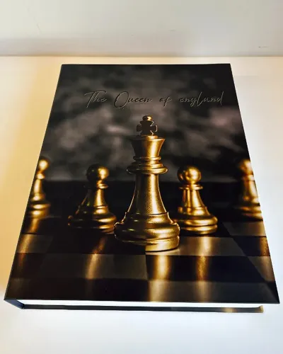 Livro Caixa Decorativo The Queen of Everything