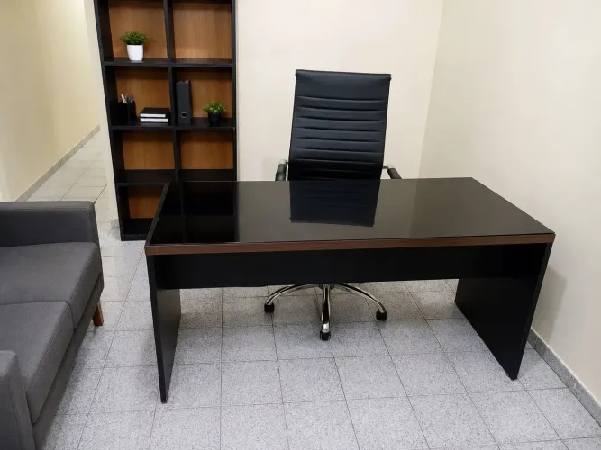 Mesa, cadeira e colmeia para escritório 