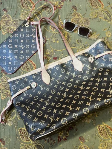 Bolsa importada com carteira de mão.