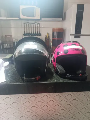 2 capacetes, rosa joaninha e preto número 58
