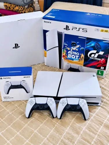 Ps5 com leito dois controles em estado de zero