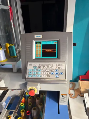 Máquina de bordar industrial