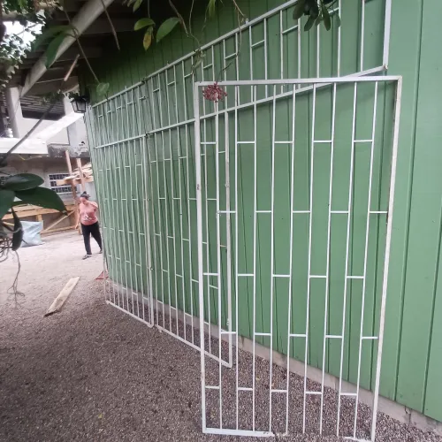 Grade com porta em pra comercio
