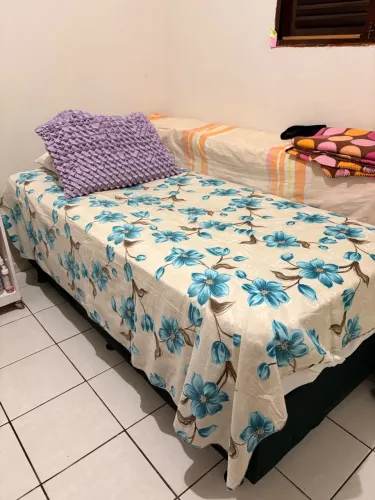 Duas camas solteirão (Box e colchão)