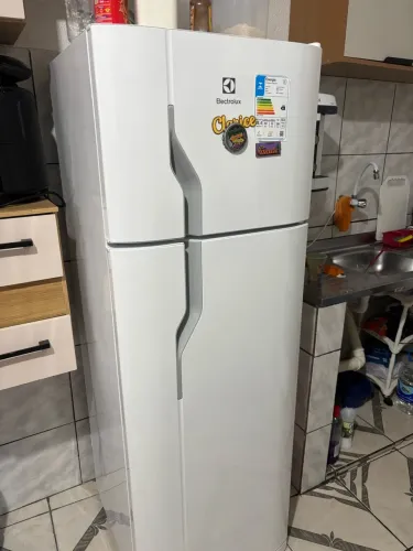 Geladeira, máquina de lavar e fogão.