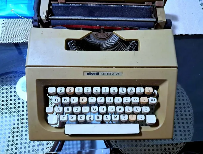 Máquina de escrever Ollivetti Lettera 25 - vintage anos 70