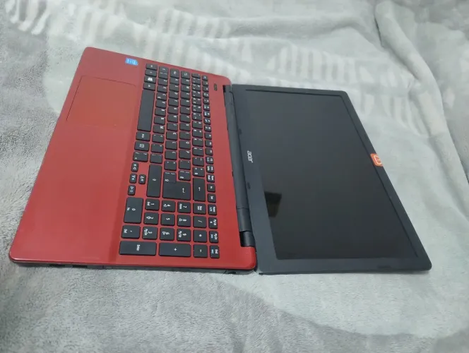 Notebook Acer Aspire E5-571 usado, em bom estado de conservação.