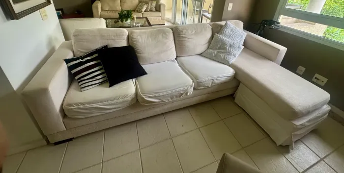 Sofá 3 Lugares com Chaise Off-White Confortável com Almofadas