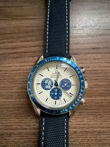 Relógio Omega Speedmaster Silver Snoopy Award 50th