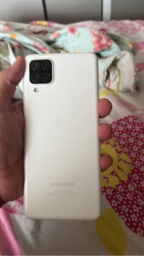 Celular a12 em ótimas condições e s20+ com dela com linhas verdes 