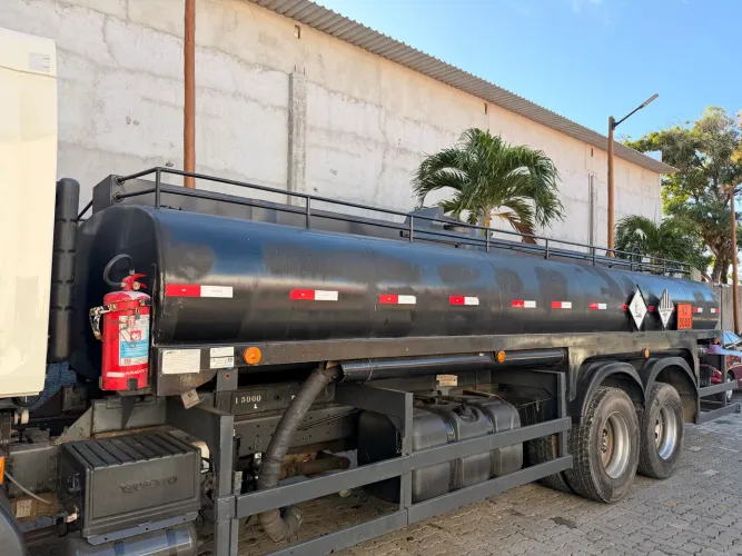 Tanque em aço carbono de 15m3 com todos os acessórios