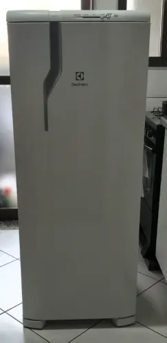 Geladeira Electrolux RE31 - 240 litros