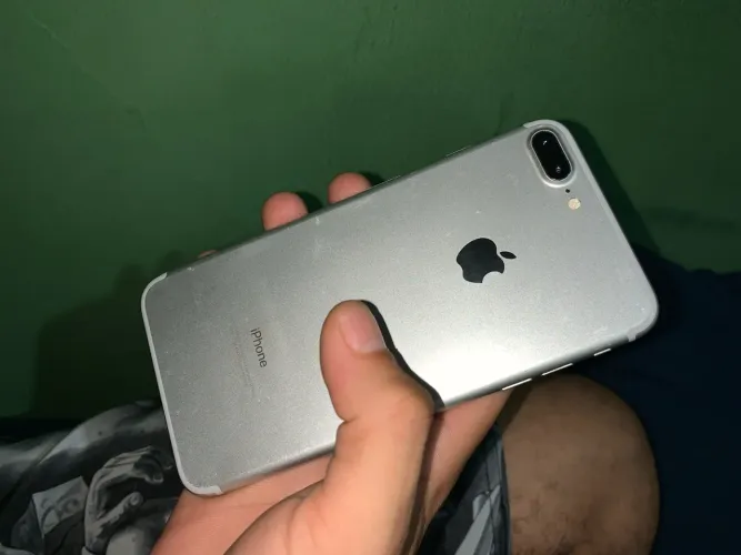 iPhone 7 Plus com detalhes 128 GIGAS