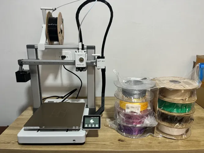 Impressora 3D Bambu lab A1 com 1 mês de uso
