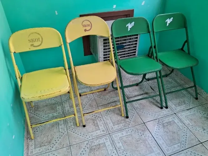 Quatro Cadeiras de Ferro